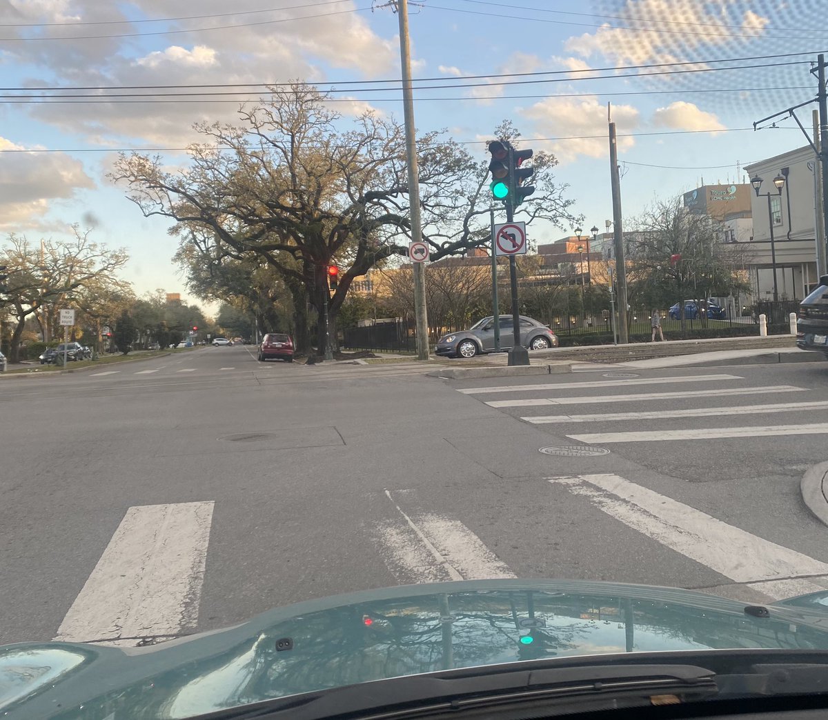 Sweet_Emmeline's tweet photo. Stop/Go, take your pick! But seriously,  be careful on Louisiana @ St. Charles heading riverbound 🔴🟢 https://t.co/hoBCohmBOM