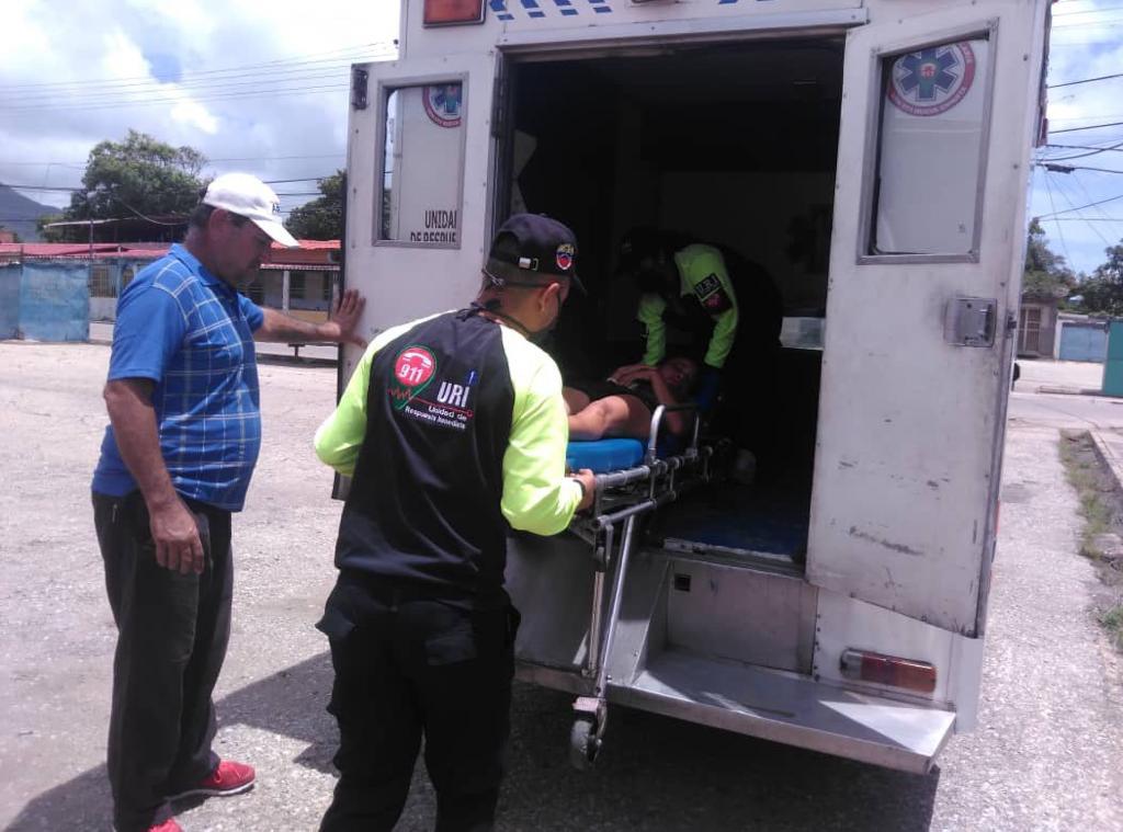 BajoLaLupaInfo's tweet photo. #Ahora Una mujer salvajemente golpeada por su pareja en Villarosa. Vecinos llamaron al @Ven911Ne y se activaron. Tenía politraumatismos. La llevaron hasta el @HLO_IVSS . 
El sujeto que la golpeó, fue detenido y será presentado ante Tribunales, según  Director Daniel Gómez #15Mar https://t.co/iMZdrmEAW9