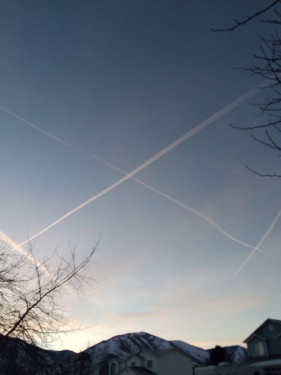 LeviHuston1's tweet photo. WTF is coming out of those planes? They almost always do this before the sunrise. Anyone have any ideas? https://t.co/rbXKNFIDj0