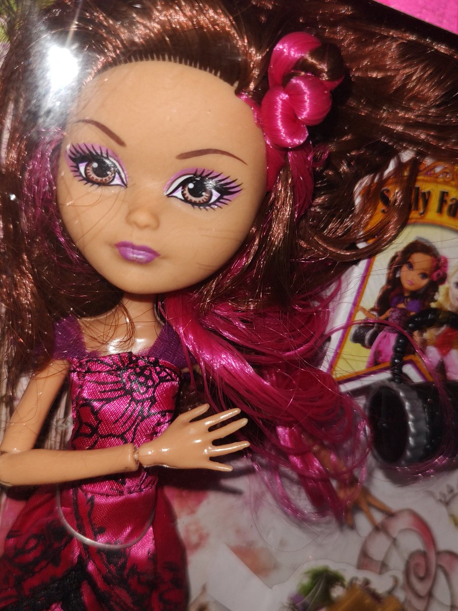 CatyBlackRose's tweet photo. Vou customizar e deixar parecida comigo.
Ever After High, réplica? Falsa? Similar?
Ainda assim o material é bom e vou customizar mesmo..
Foi 35 reais, se achou caro, procure o valor da boneca original 😹
#everafterhigh #MonsterHigh #dollmakeover https://t.co/8FLYkM7QGr