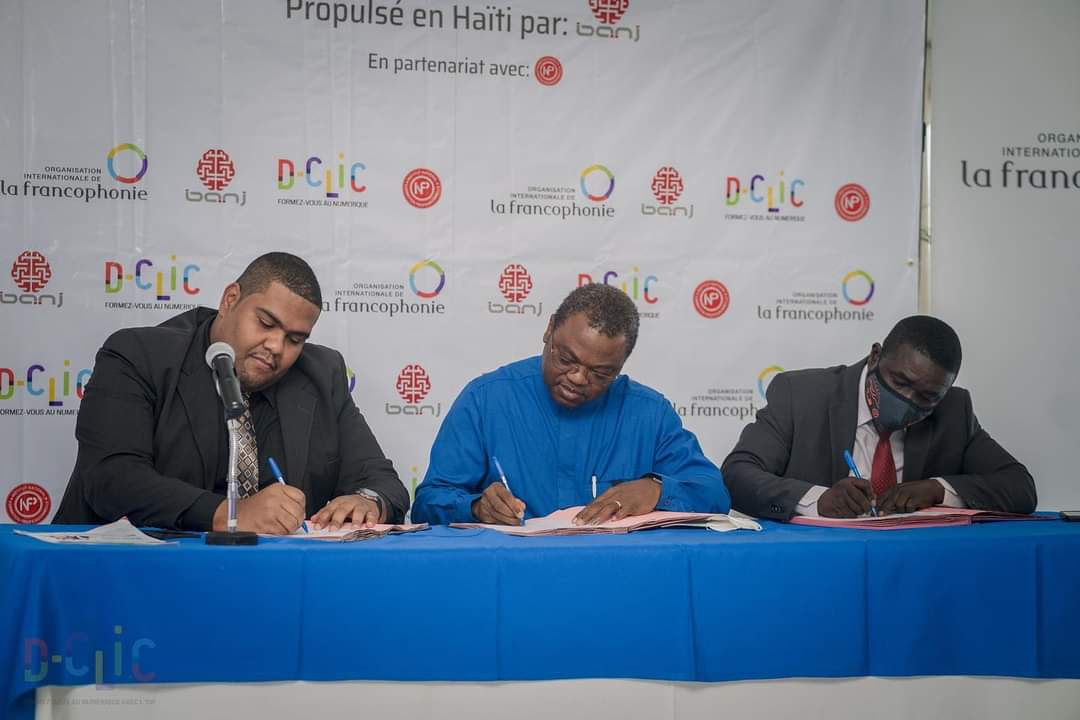 DDelvariste's tweet photo. J'ai signé ce matin un protocole d'accord avec @banjHT @OIFrancophonie pour le lancement de D-CLIC HAITI. Ce programme vise la formation des jeunes dans les domaines du numérique et un accompagnement vers l'insertion professionnelle.
@MENFP_Education
#formation
#jeunes https://t.co/wpYpZ6WvAU
