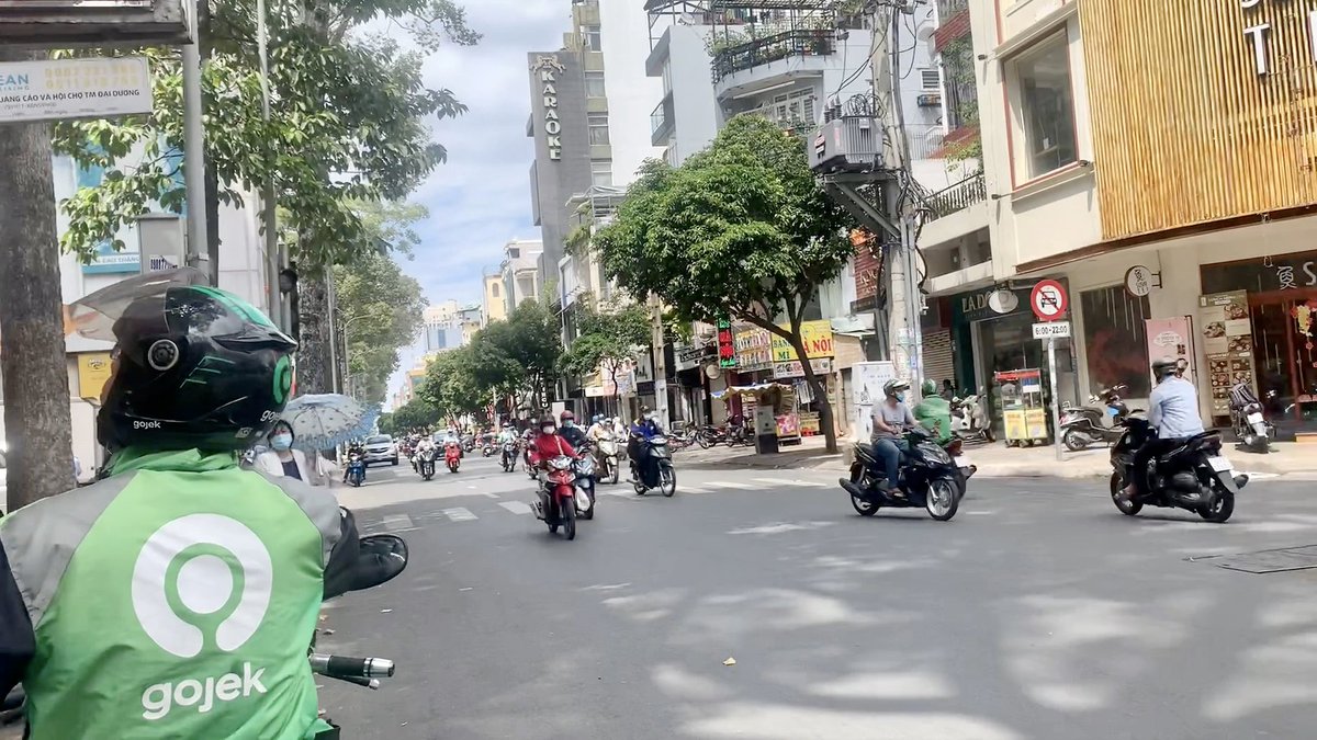 BadmintonFunny's tweet photo. Gojek in HCM city

https://t.co/Lx2zOiJcHF https://t.co/P41YhZqM1a
