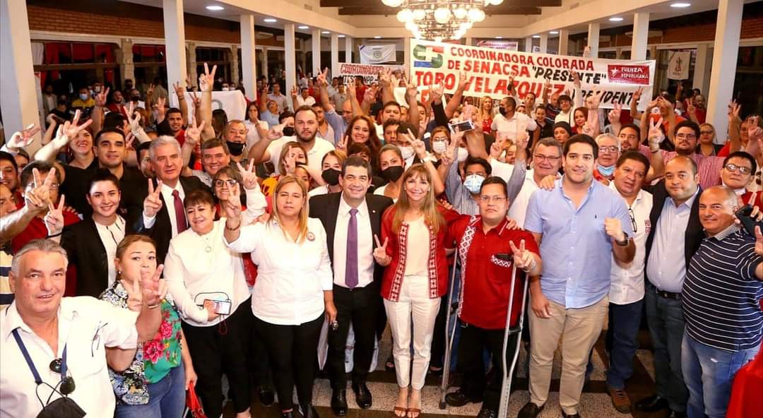 HugoMisionesPy's tweet photo. Como siempre es un gusto poder escuchar al funcionariado público y debatir qué hace falta para seguir haciendo un trabajo cada vez mejor. Gracias a los Gremios y Asociaciones de Entidades Públicas por la invitación a hablar sobre este tema tan importante. 🇵🇾 https://t.co/ULbHfxB6Go