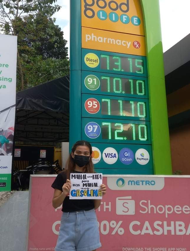 KabataanPL's tweet photo. TIGNAN: Nakilahok ang ilang kabataan mula sa iba't ibang parte ng bansa sa #OhMyGasAngTaas selfie protest bilang pagkontra sa patuloy na pagtaas ng presyo ng langis at gasolina. https://t.co/XXWPq6XOKY