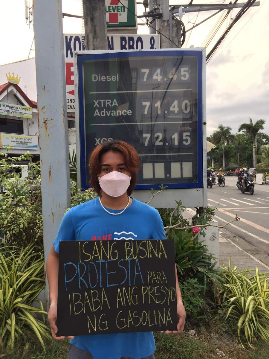 KabataanPL's tweet photo. TIGNAN: Nakilahok ang ilang kabataan mula sa iba't ibang parte ng bansa sa #OhMyGasAngTaas selfie protest bilang pagkontra sa patuloy na pagtaas ng presyo ng langis at gasolina. https://t.co/XXWPq6XOKY
