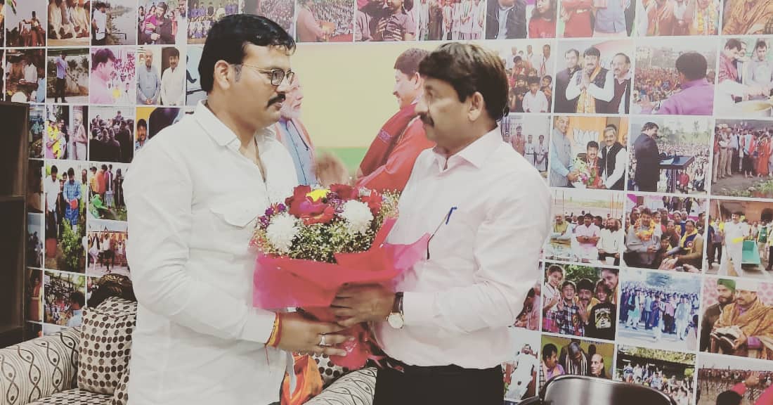 nishanktripath1's tweet image. नई दिल्ली में प्रसिद्ध गायक, सुपर स्टार व मा० सांसद मनोज तिवारी जी से शिष्टाचार भेंट कर उत्तर प्रदेश में प्रचंड जीत की बधाई दिया व स्नेह आशीर्वाद प्राप्त किया।

@ManojTiwariMP
@subhashbjpbrh
@BJP4UP
@bjpdelhipardesh @BJP4UP8