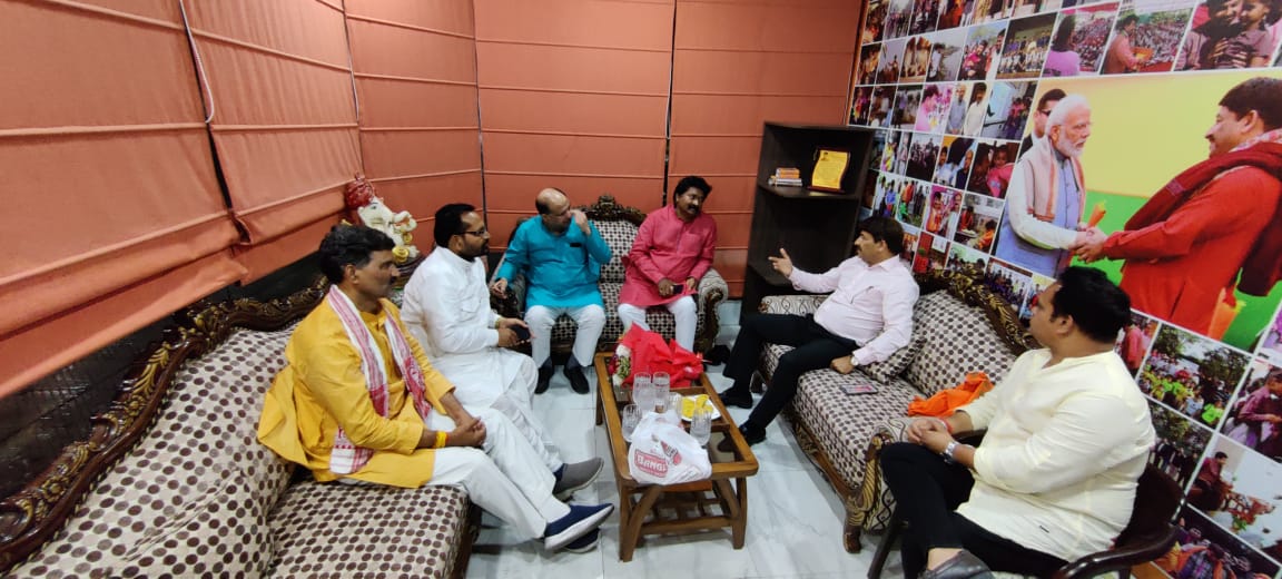 nishanktripath1's tweet image. नई दिल्ली में प्रसिद्ध गायक, सुपर स्टार व मा० सांसद मनोज तिवारी जी से शिष्टाचार भेंट कर उत्तर प्रदेश में प्रचंड जीत की बधाई दिया व स्नेह आशीर्वाद प्राप्त किया।

@ManojTiwariMP
@subhashbjpbrh
@BJP4UP
@bjpdelhipardesh @BJP4UP8