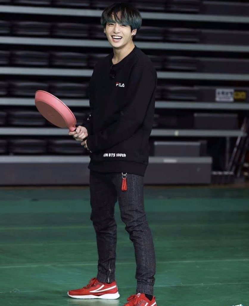 randomjungkook's tweet photo. jungkook holding a frying pan https://t.co/HYpuuTizTh