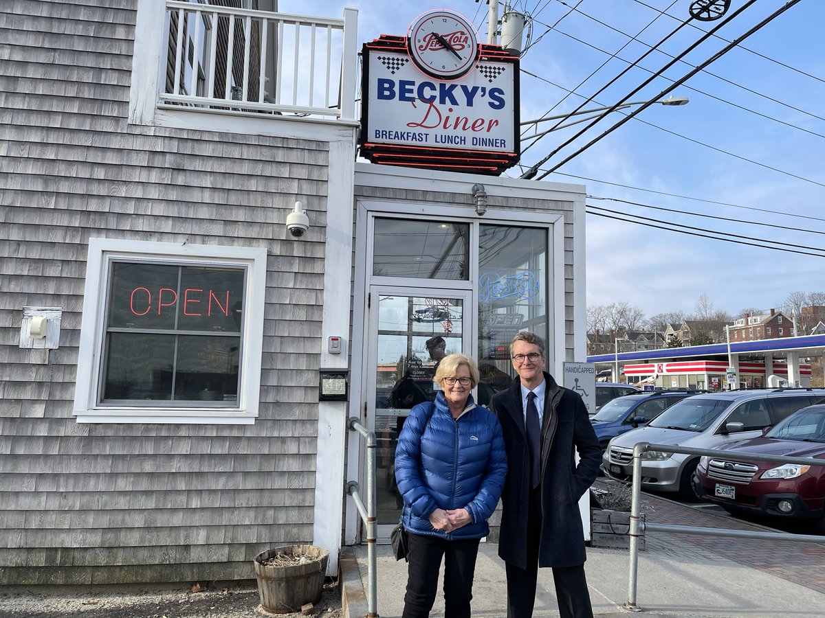NikHannigan's tweet photo. Tremendous pleasure to meet Congresswoman Chellie Pingree to discuss Iceland-Maine trade issues at legendary Becky's Diner, Portland, Maine.

@chelliepingree @MEIntlTradeCtr https://t.co/WgJoOo06lR
