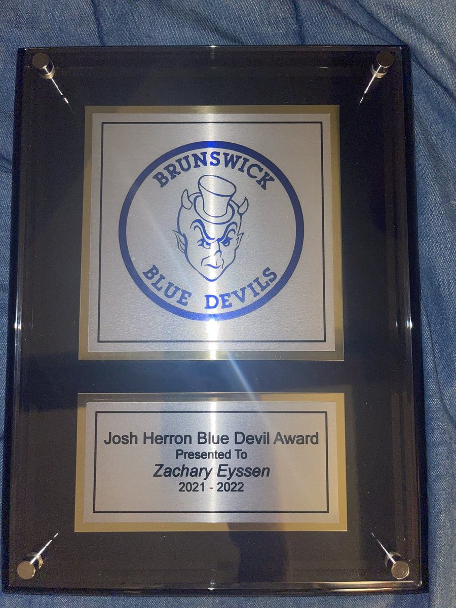 ZachEyssen's tweet photo. Just wanted to say it’s such a huge honor to receive this prestigious award and honor Josh at the same time. No better way to go out. @BHSGoBigBlue @BrunswickBball @jmackey22 https://t.co/OoGN1Ghkfl