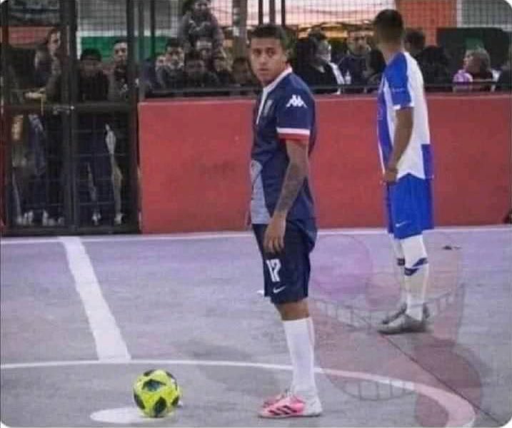 EseRonnieMc's tweet photo. Cuando le das tu celular para que grabe los goles y ves que esta llorando. https://t.co/3FD06vYpLn