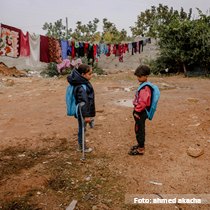 CopMadrid's tweet photo. ¿Cómo apoyar a los niños refugiados desde los centros educativos?

Las principales necesidades de los niños y las niñas refugiados/as que llegan a una nueva escuela son el sentido de pertenencia y la seguridad.

https://t.co/mXz1Z7d8dZ https://t.co/H4EHucjGKg