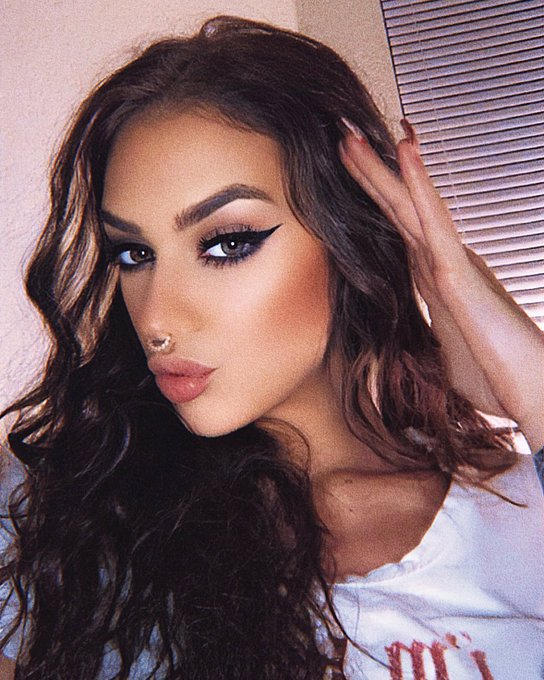 here&rsquo;s me. too cute to be sad over a man 👎 https://t.co/zG0mlzyEiW<a href="/tag/newprofilepic"class="tags"><span>#newprofilepic</span></a>