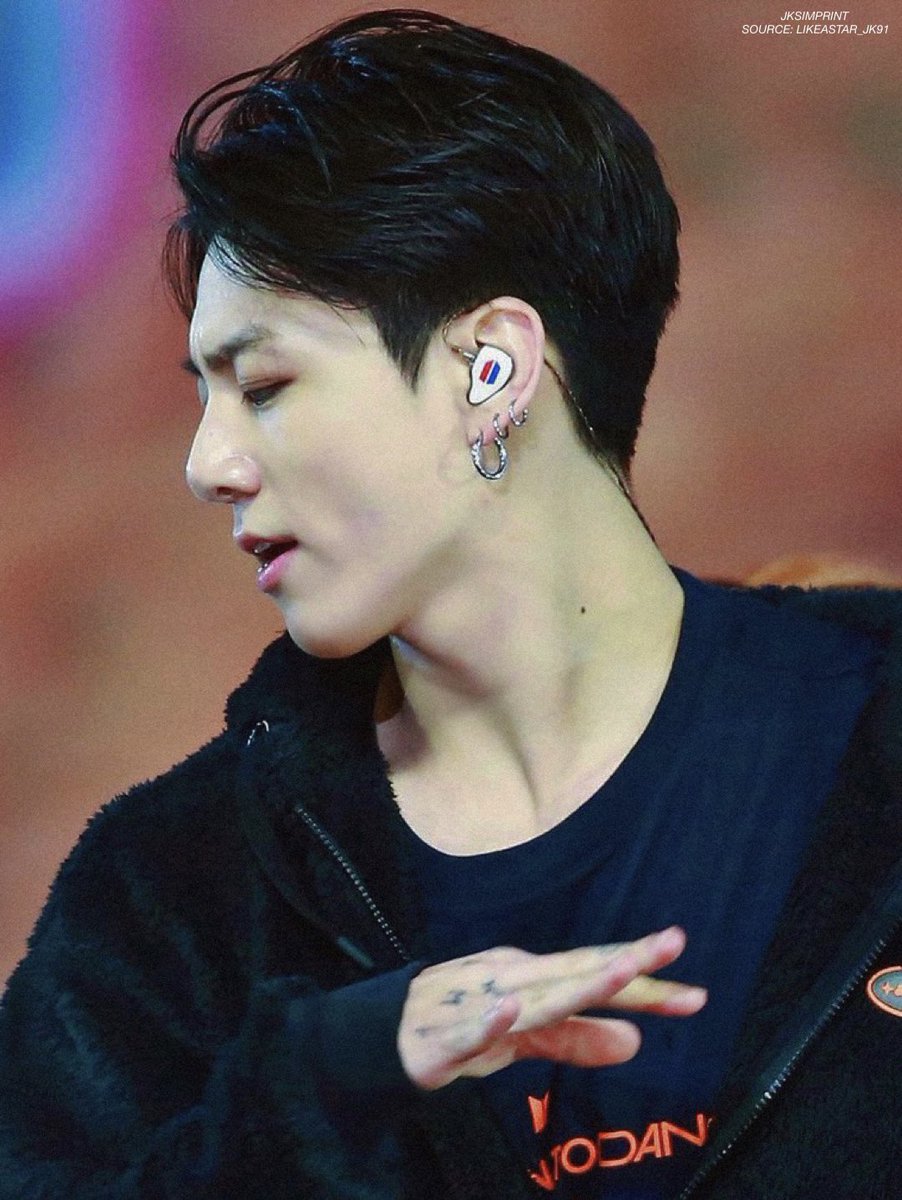 JKSIMPRINT's tweet photo. jungkook’s side profile is flawless https://t.co/gAiRX47OwB