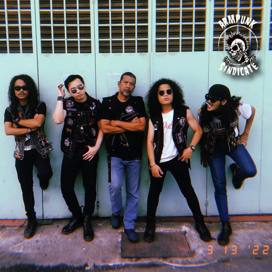 Behind the scene MV single terbaru ‘Seterumu‘ with the legendary abang @_nam_ron_ . Thank you sudi bekerjasama dengan kami. 

Insha'Allah pd 26/3 kita tgk sesame kat 
Majlis pra dgr EP kat Pandan Indah
#armpunksindicate #armpunkarmy #Seterumu #FakultiKakiLima #newsinglecomings