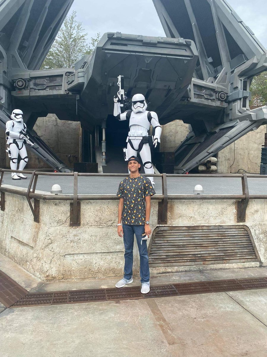 Dawepy's tweet photo. Pic where I was happy🥲 https://t.co/7F7Idec50x