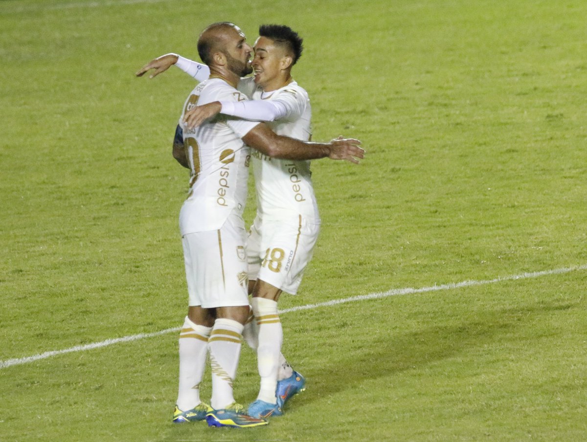 IsiEspantzay's tweet photo. #SCCL2022 Comunicaciones ganó 4-2 al New York City en el estadio Doroteo Guamuche Flores.

El global fue de 5-5, pero el cuadro norteamericano avanzó a la semifinal por los goles de visita. https://t.co/jKTWwMpHgR