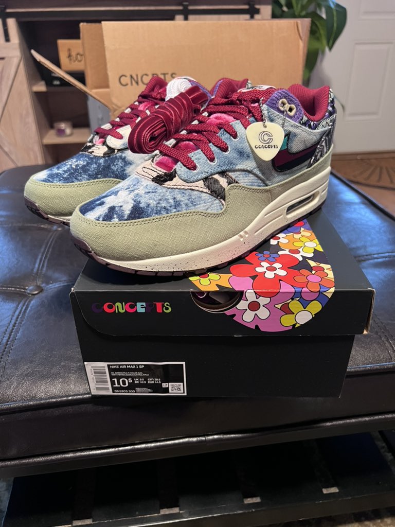 Dc2Sneaks's tweet photo. All DS. Prices shipped, but add any other fees‼️DMs open
10.5 UNC 6 280
10.5 Am1 Cocepts Mellow 230
11.5W/10M Satin black toe 1 400 
14 Yeezy V2 Mx Rock 260 https://t.co/uUCX2LuyFT