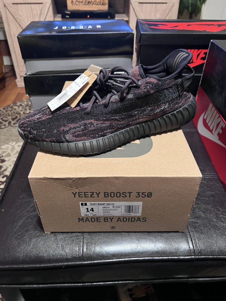Dc2Sneaks's tweet photo. All DS. Prices shipped, but add any other fees‼️DMs open
10.5 UNC 6 280
10.5 Am1 Cocepts Mellow 230
11.5W/10M Satin black toe 1 400 
14 Yeezy V2 Mx Rock 260 https://t.co/uUCX2LuyFT