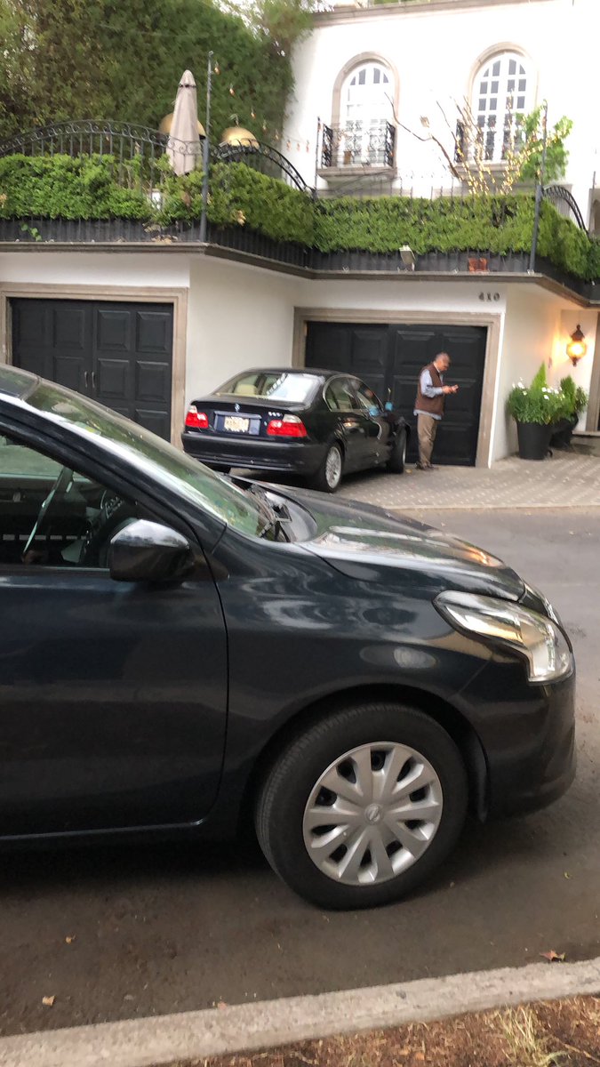 Estimados <a href="/OVIALCDMX/">OVIAL_SSCCDMX</a> nos podrían ayudar a bajar este coche de la banqueta por favor #transito Sierra vertientes 410, Lo@as de Chapultepec, Miguel Hidalgo 11000. Gracias!