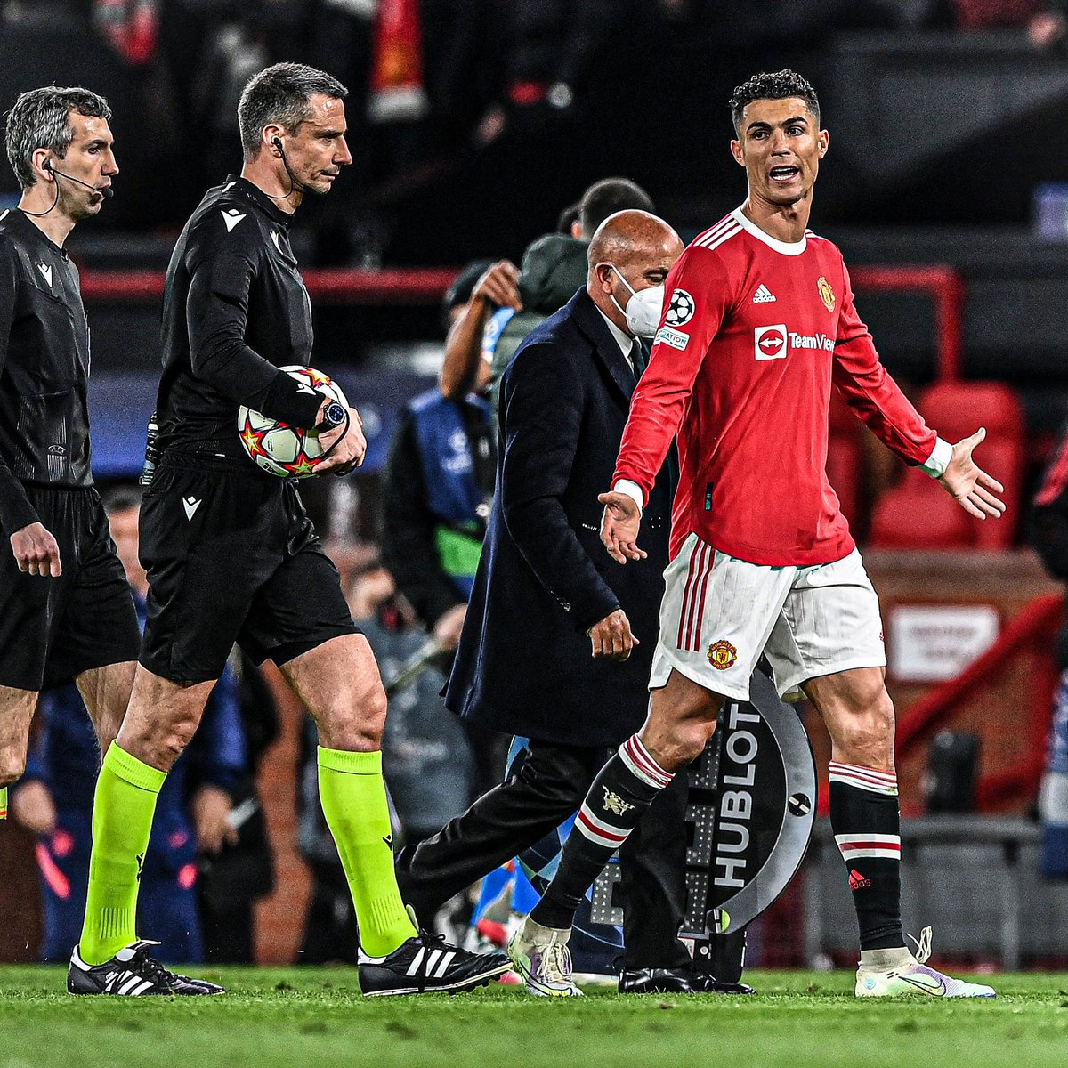Footballtweet's tweet photo. Probably the worst referee display I've seen since Chelsea vs. Barça in 2009. #UCL https://t.co/zckKhDcO4W