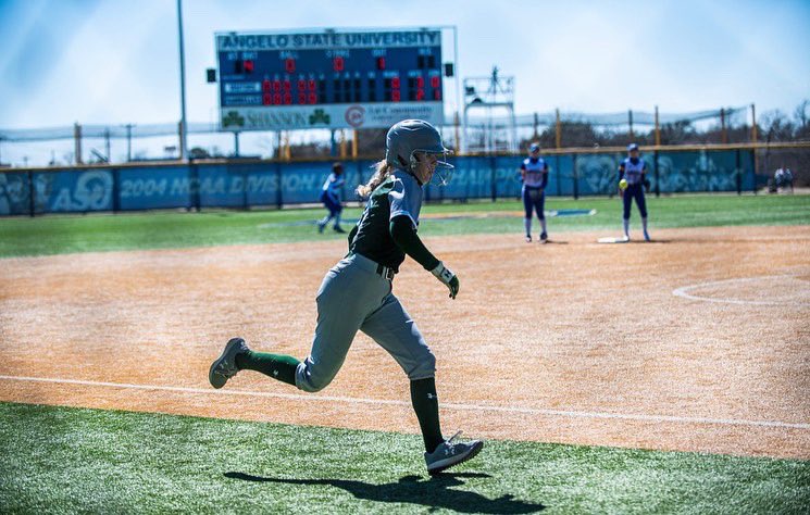 ENMUSoftball's tweet photo. Too Fast for Youβ¦ ππΌββοΈπ¨π¨ SAFE!! #SPEED #baserunning #ENMUSB https://t.co/OBGREeoTsW