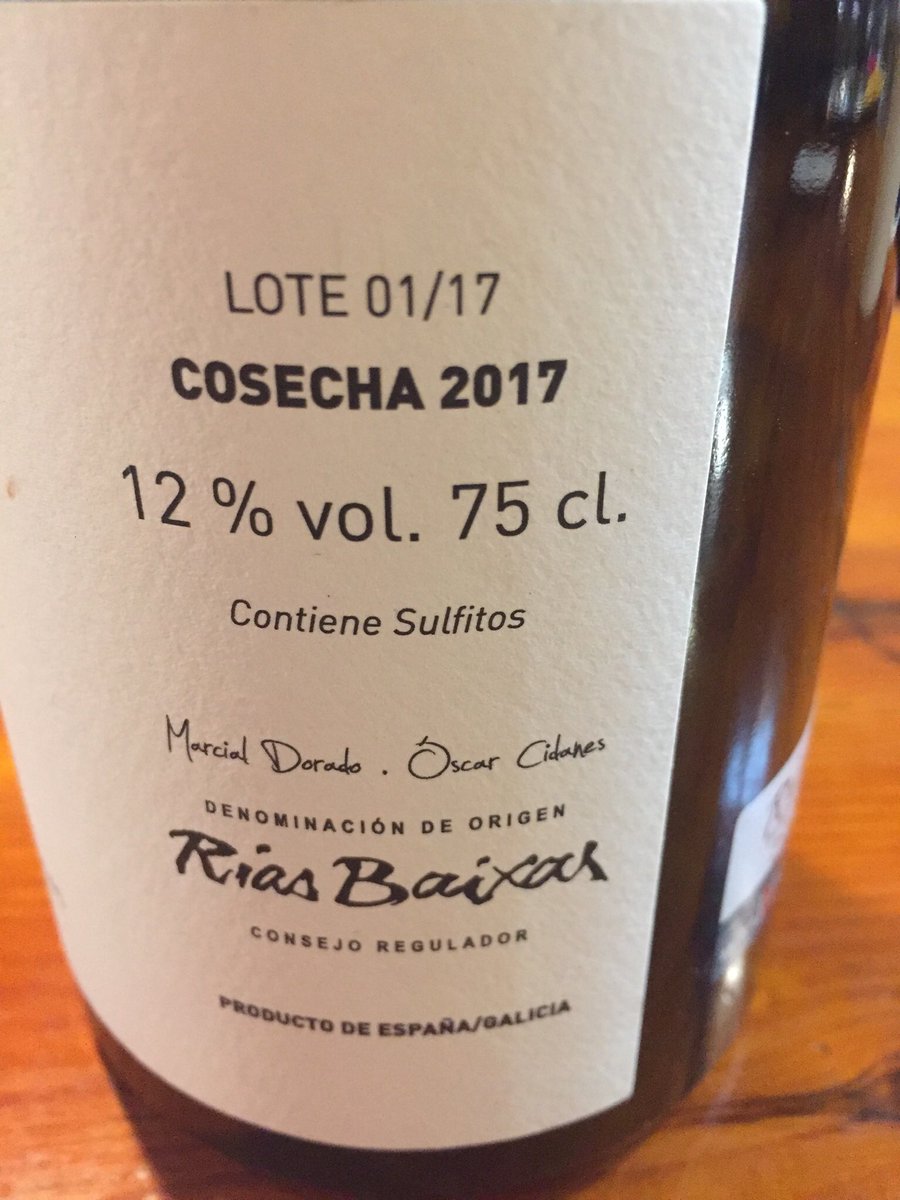 vinosyvinazos's tweet photo. Tinto de @Rias_Baixas , 55% #mencía, 35% #brancellao y 10% #espadeiro. De primeras, olor bastante desagradable, pero poco a poco mejora sustancialmente y, ya en boca, nada de acidez y buen sabor. No está nada mal . Sobre 15€ en tienda web. https://t.co/DYlNUKSQRQ