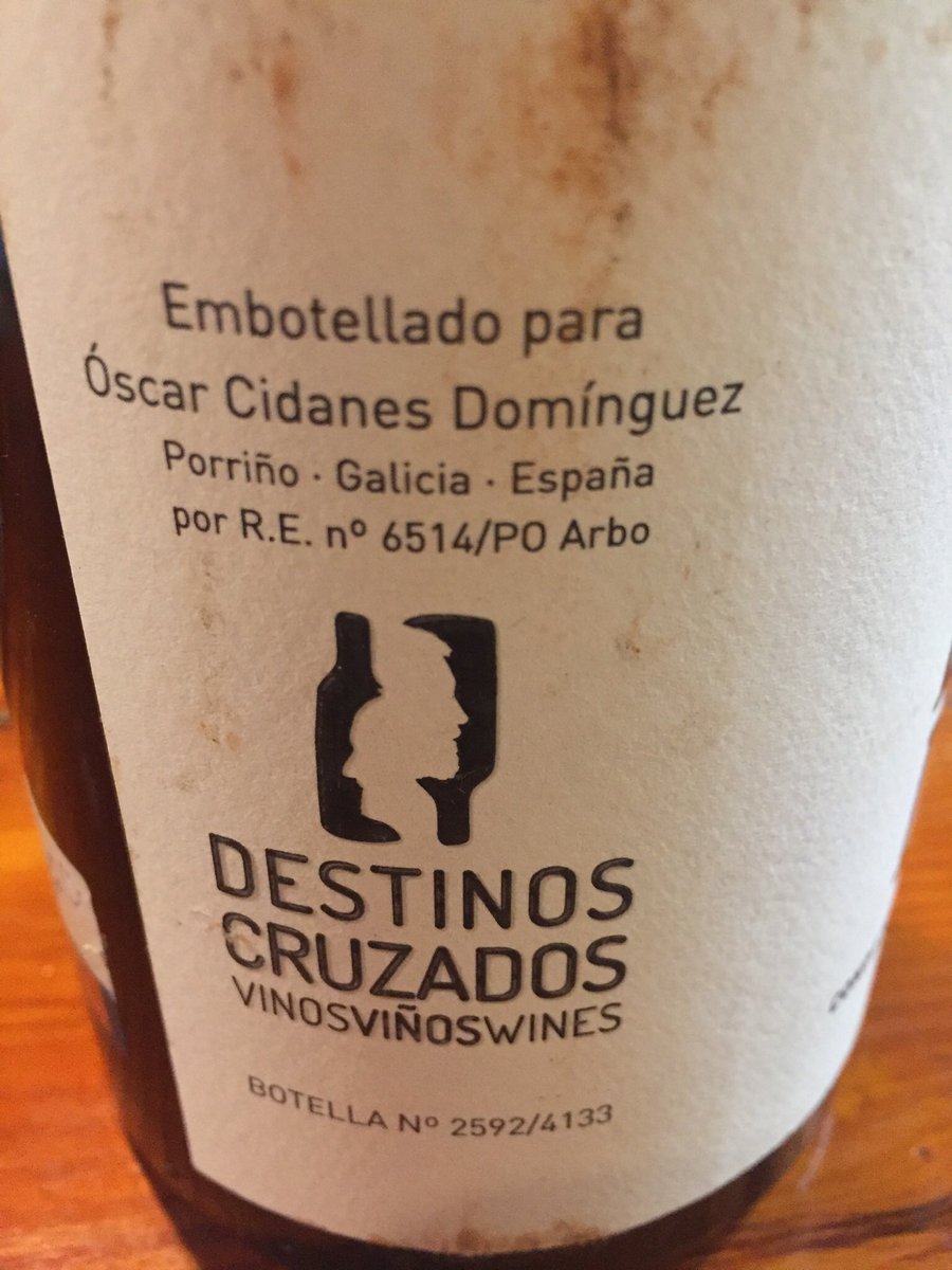 vinosyvinazos's tweet photo. Tinto de @Rias_Baixas , 55% #mencía, 35% #brancellao y 10% #espadeiro. De primeras, olor bastante desagradable, pero poco a poco mejora sustancialmente y, ya en boca, nada de acidez y buen sabor. No está nada mal . Sobre 15€ en tienda web. https://t.co/DYlNUKSQRQ