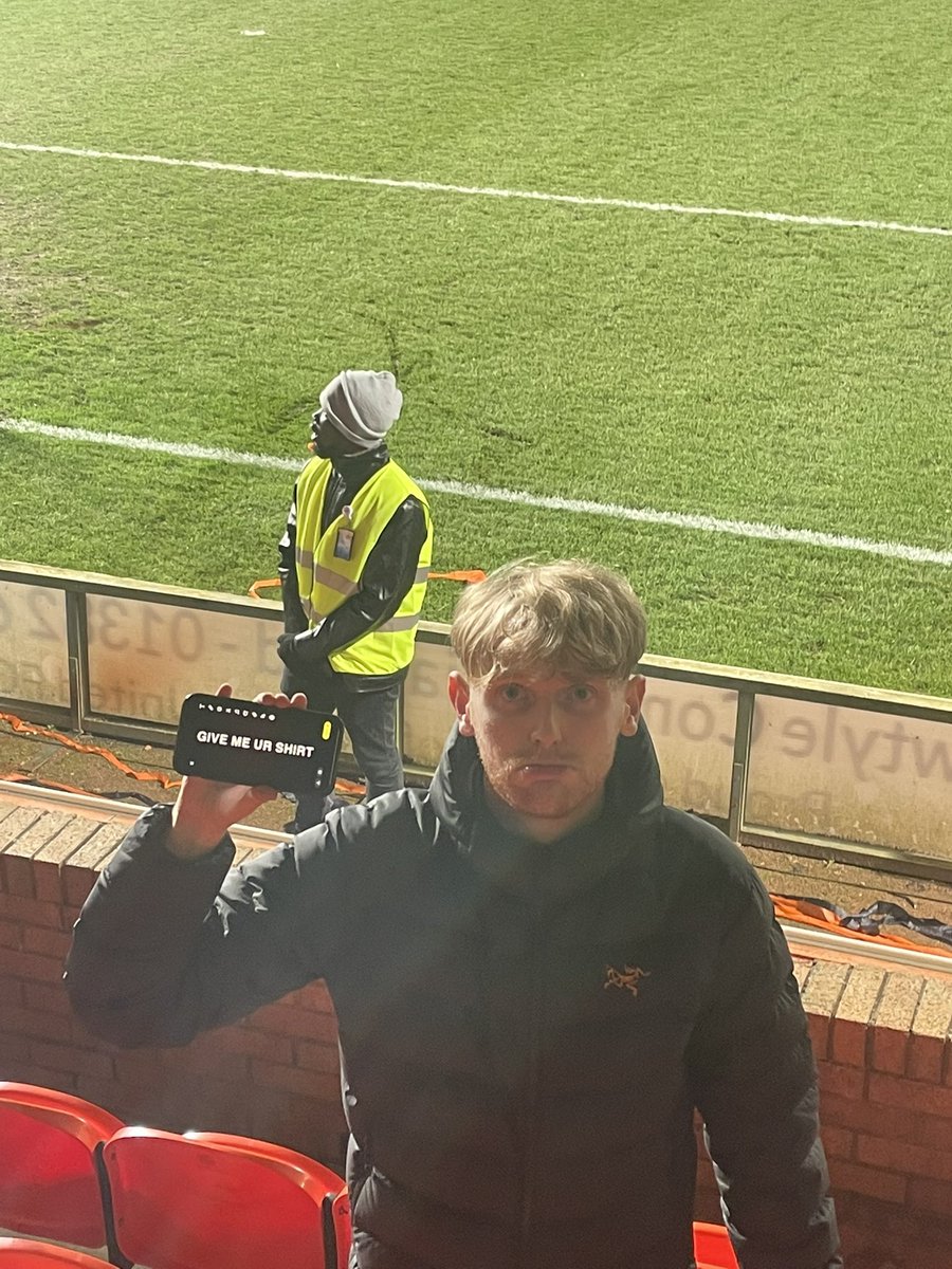 westhamlive5's tweet photo. The young lad waited for Cristiano Ronaldo’s shirt tonight. Took an hour to make this and he let him down. Honestly players have no respect for the fans nowadays
#UTDATL https://t.co/PDvRRf3dD0