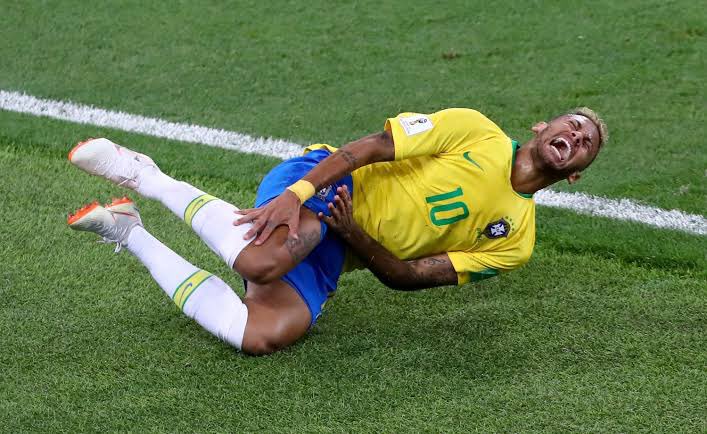TrollFootball's tweet photo. Atletico players when they get touched https://t.co/bCYaGFPL3q