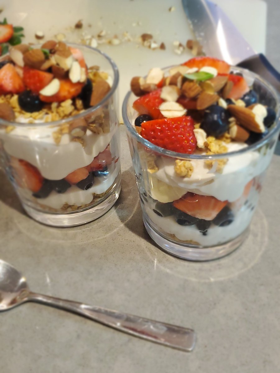 Plant_Recipes's tweet photo. A morning coconut milk parfait.
Layer granola, a bunch of fruit and my coconut milk cream

1 can coconut milk ,in fridge.
1 tsp good vanilla
1/4 cup non dairy milk
3 tbsp maple syrup 

#veganbreakfast #vegandessert #plantbased https://t.co/F3ZtIWb9pY