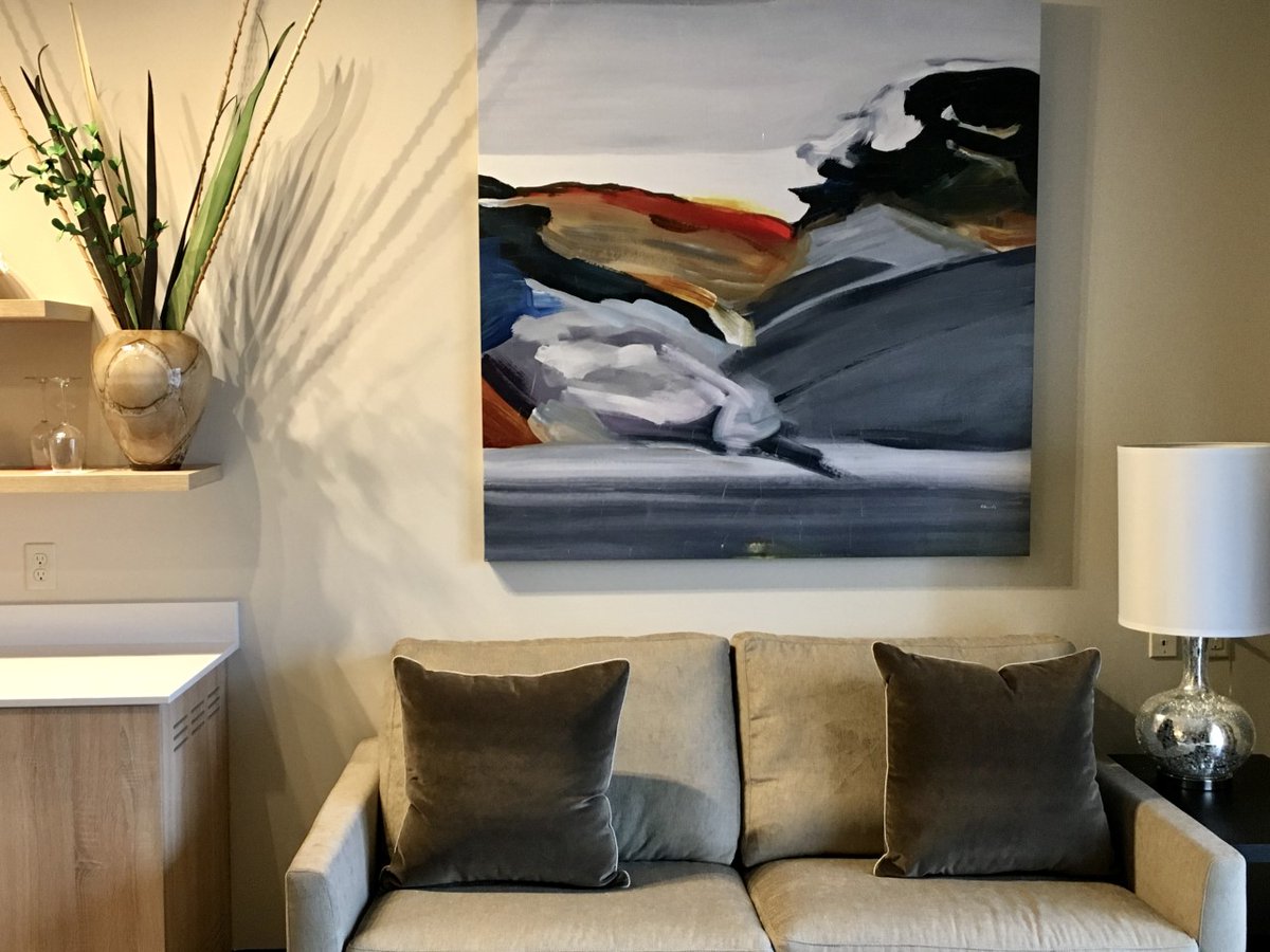 innat500's tweet photo. Our one-bedroom suites provide multiple areas to get cozy. Snuggle up in a luxurious robe, grab a good read and settle in. 

#boutiquehotel #localart #pnw #suite #cozy #downtownboise #travelidaho #weekendaway #hotelsuite #visitidaho https://t.co/NaaXghpp7d