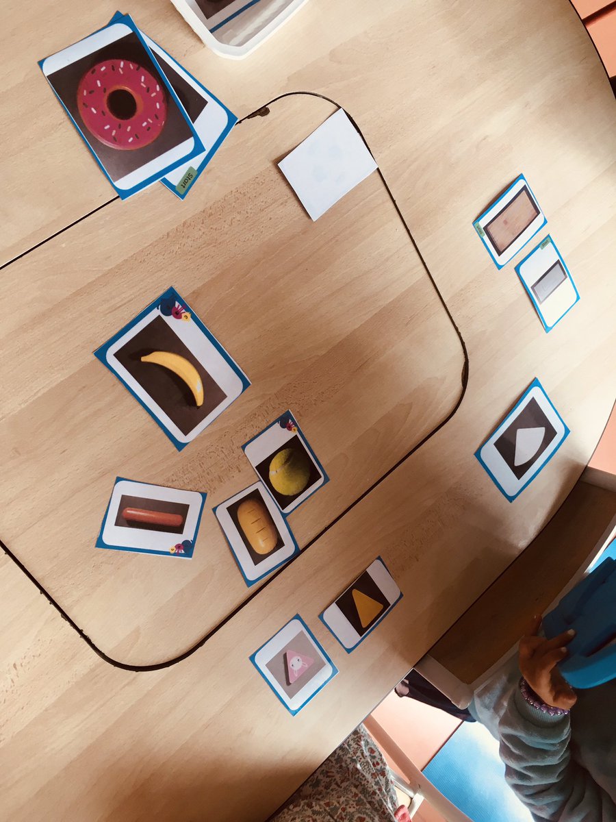 PldutPatricia's tweet photo. Semaine des mathématiques , #mathsenformes . On joue avec les formes en manipulant , en photographiant et en faisant appel à sa créativité .On apprend à collaborer , coopérer avec motivation et plaisir .Le langage est partout ! On évoque ,on décrit ,on échange . https://t.co/cQsFbh59mD