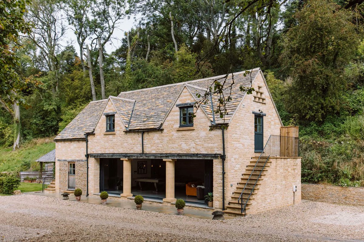 The perfect couple’s bolthole, The Coach House set amidst 25 acres of spectacular private land with sensational views yet just a short distance from the historic wool town of Tetbury.
sandandstoneescapes.com/property/the-c…