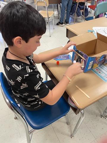 WBESbears's tweet image. Chemical reactions &amp;amp; building leprechaun traps today at #SpringIntersession! @ORSchools @FriendsofORS 🍀🐻🍀🐻