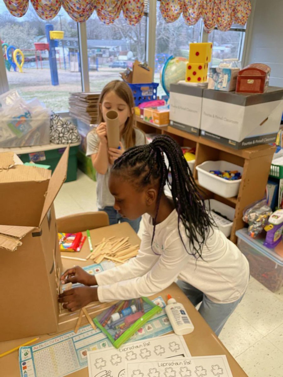 WBESbears's tweet image. Chemical reactions &amp;amp; building leprechaun traps today at #SpringIntersession! @ORSchools @FriendsofORS 🍀🐻🍀🐻