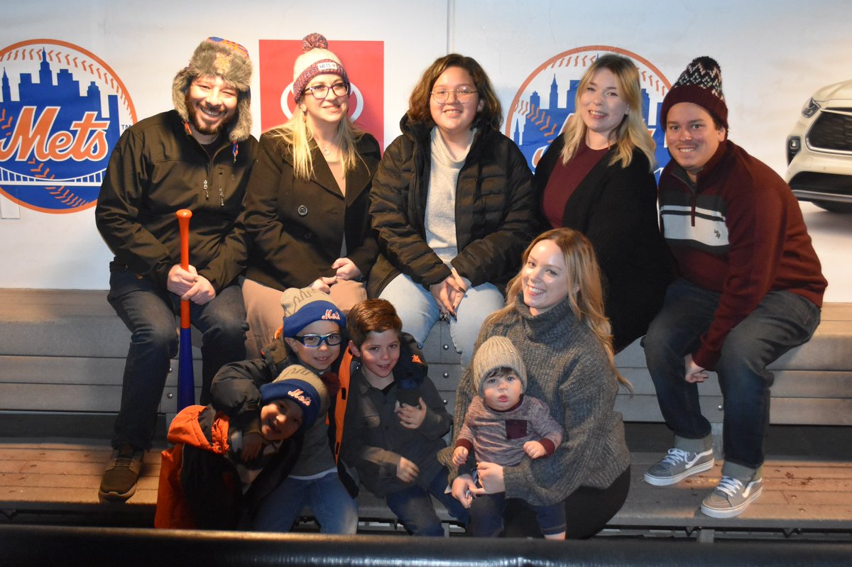 cratkal's tweet photo. @The7Line @CitiField Family xmas pictures #losalcaldes https://t.co/hcLvp5JaSQ