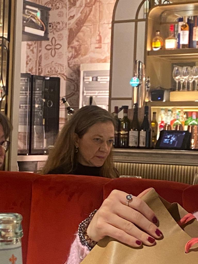 pilar__diz's tweet image. Pues estoy cenando al lado de esta señora, pero como me tiene bloqueada no la saludo.