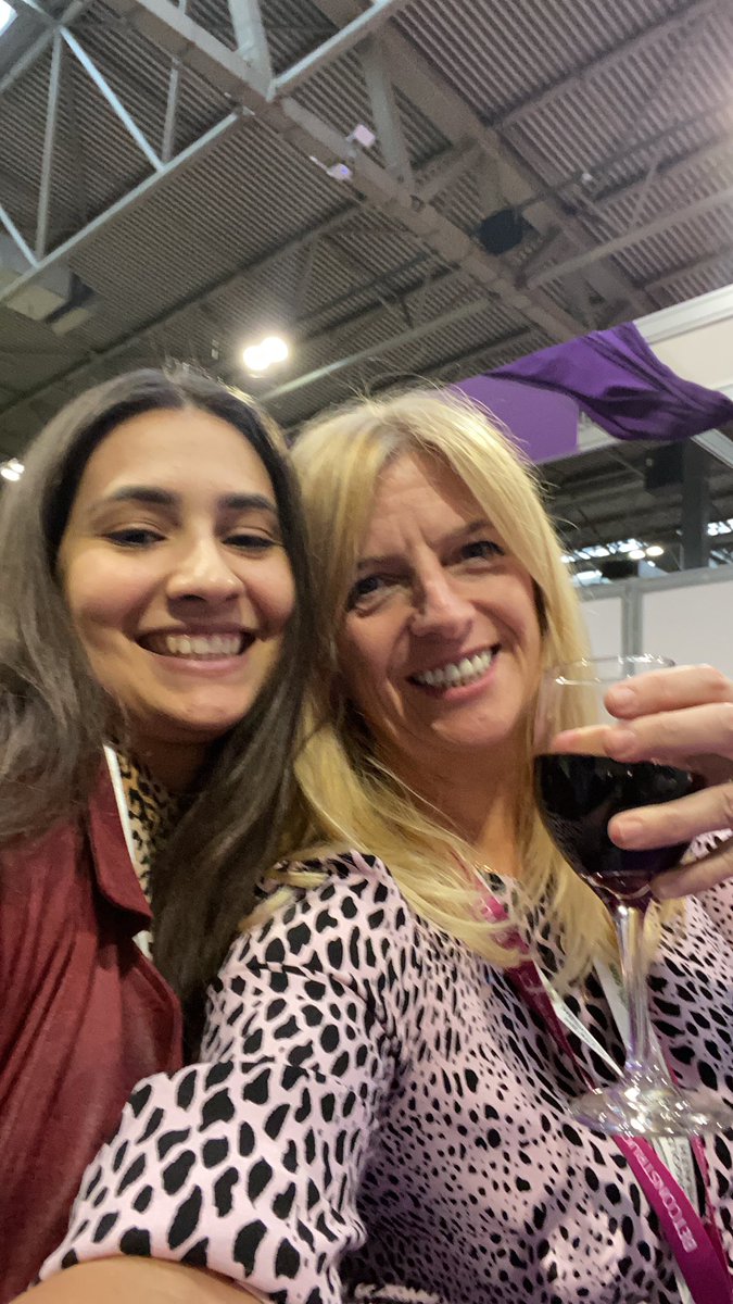 huunuudotcom's tweet photo. Great first day @HWatWork, super conversations and follow ups requested finished of with a little after-show networking. We met the lovely Candice and Kirsty from @KitelineHealth  check them out supporting employee physical, metal and emotional health 🙌🏻 #deathpositvie https://t.co/qOrzFhEQ3H