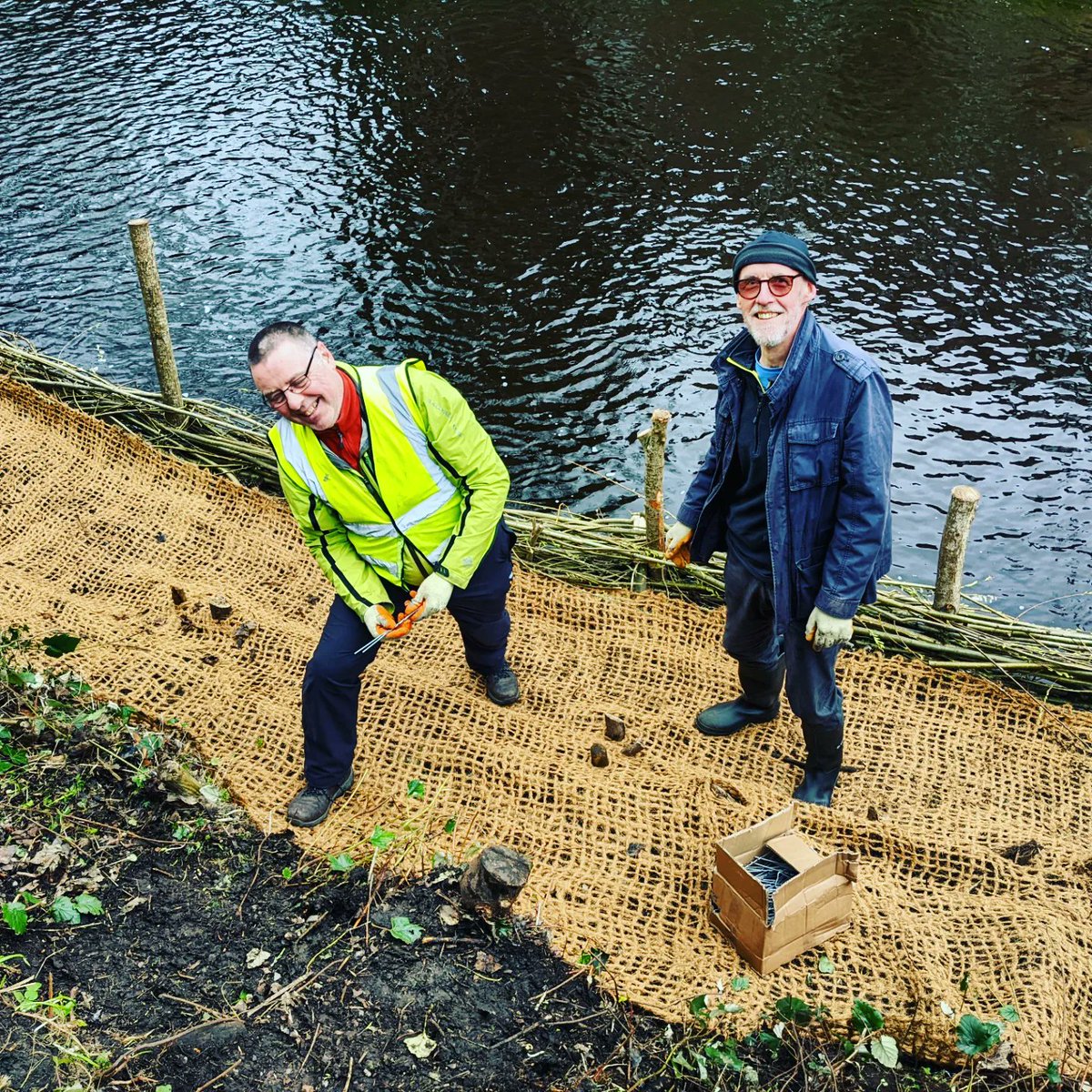 WOLCT's tweet photo. In 7 days, 17 people from @WOLCT &amp; @_EarthCalling_ have secure 25m of river bank with willow spiling.  A natural material erosion blanket was staked &amp; pinned into place today to finish the job. Thank you all that helped #traditionalskill #habitatcreation #greensolutions https://t.co/sSxU0PkuDU