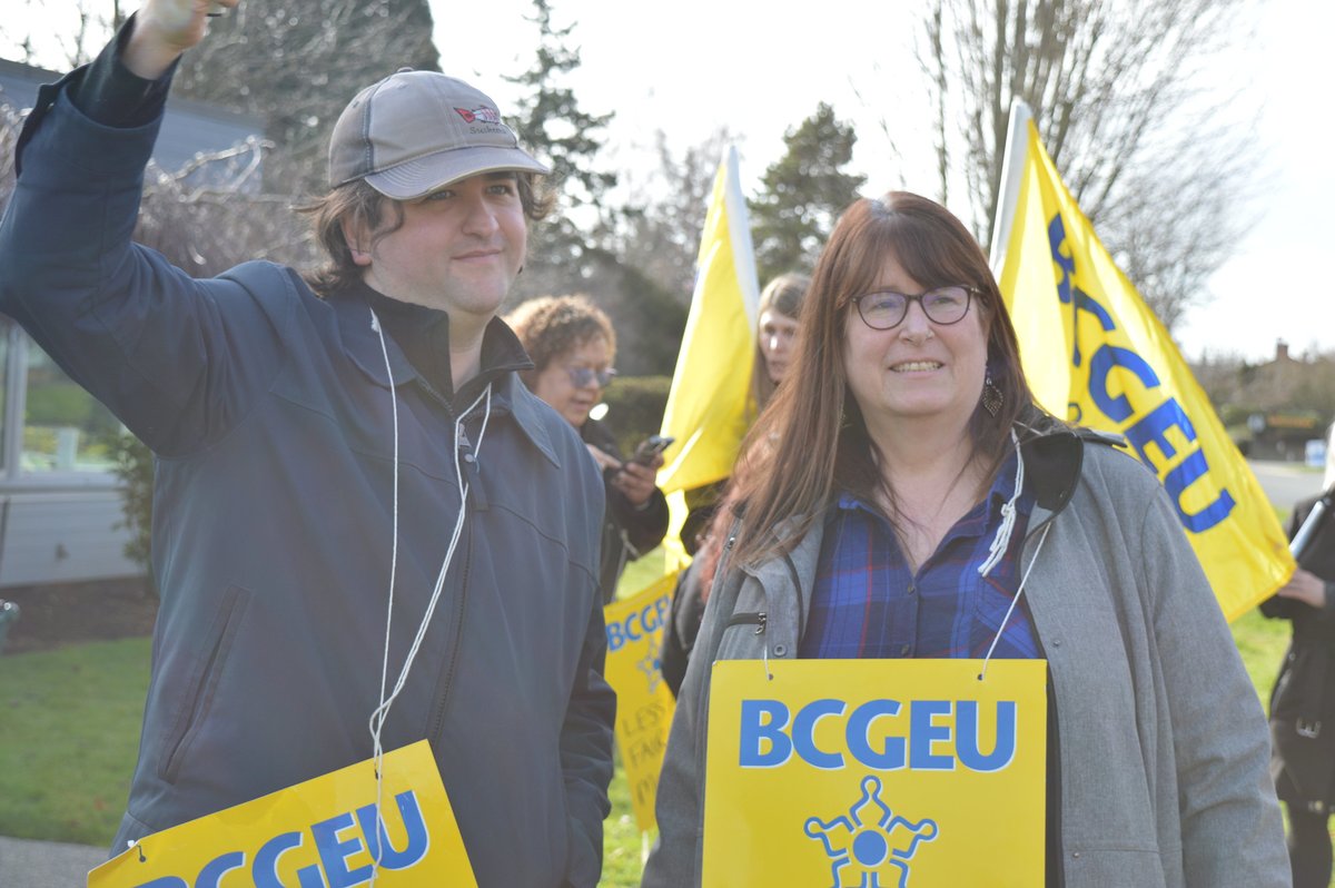 bcgeu's tweet photo. Solidarity boost, indeed! President 
@steph_smith303 + BCGEU Public Service Bargaining Committee members joined @VI_Library workers today on the picket line in Sidney. If no offer is received soon, rotating pickets will evolve to system-wide strike. #respectvirllibrarians https://t.co/AHxoQMhELE