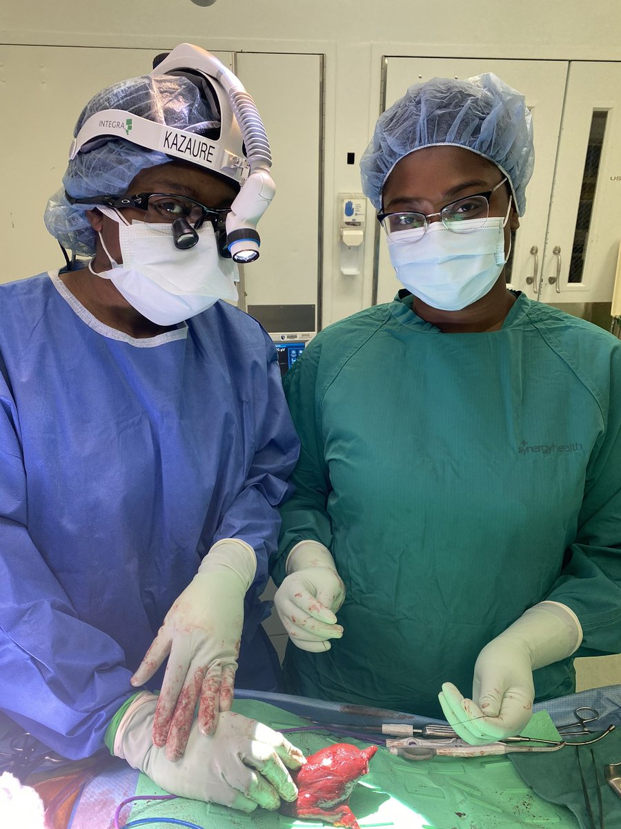 medicallymel's tweet photo. scrubbed in for the first time today w/ Dr. Kazaure of @DukeSurgery on a thyroid lobectomy and it was such a great experience! shoutout to @SnmaDuke’s ASPIRES program ❤️ #medtwitter @DukeMedSchool https://t.co/VXyDw3sA9c