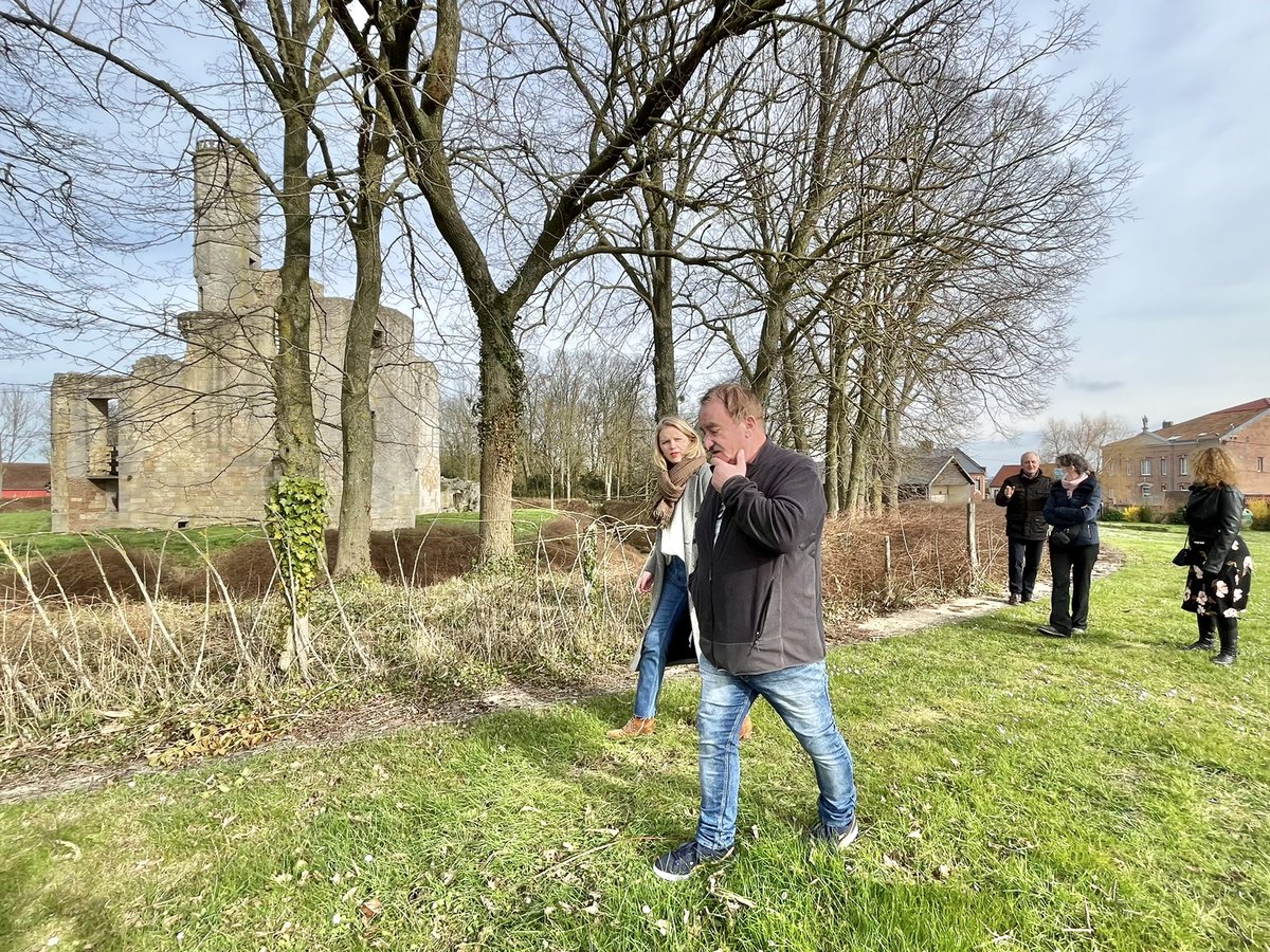 MargauxDeletre's tweet photo. Impossible évidemment de ne pas passer par les vestiges du château de #Folleville inscrits eux aussi @MonumentumFr et où se déroulent les célèbres #Médiévales, fête populaire tant attendue portée par des bénévoles et qui attire des milliers de visiteurs dans notre beau @Somme_fr https://t.co/D5I0YNeQRQ