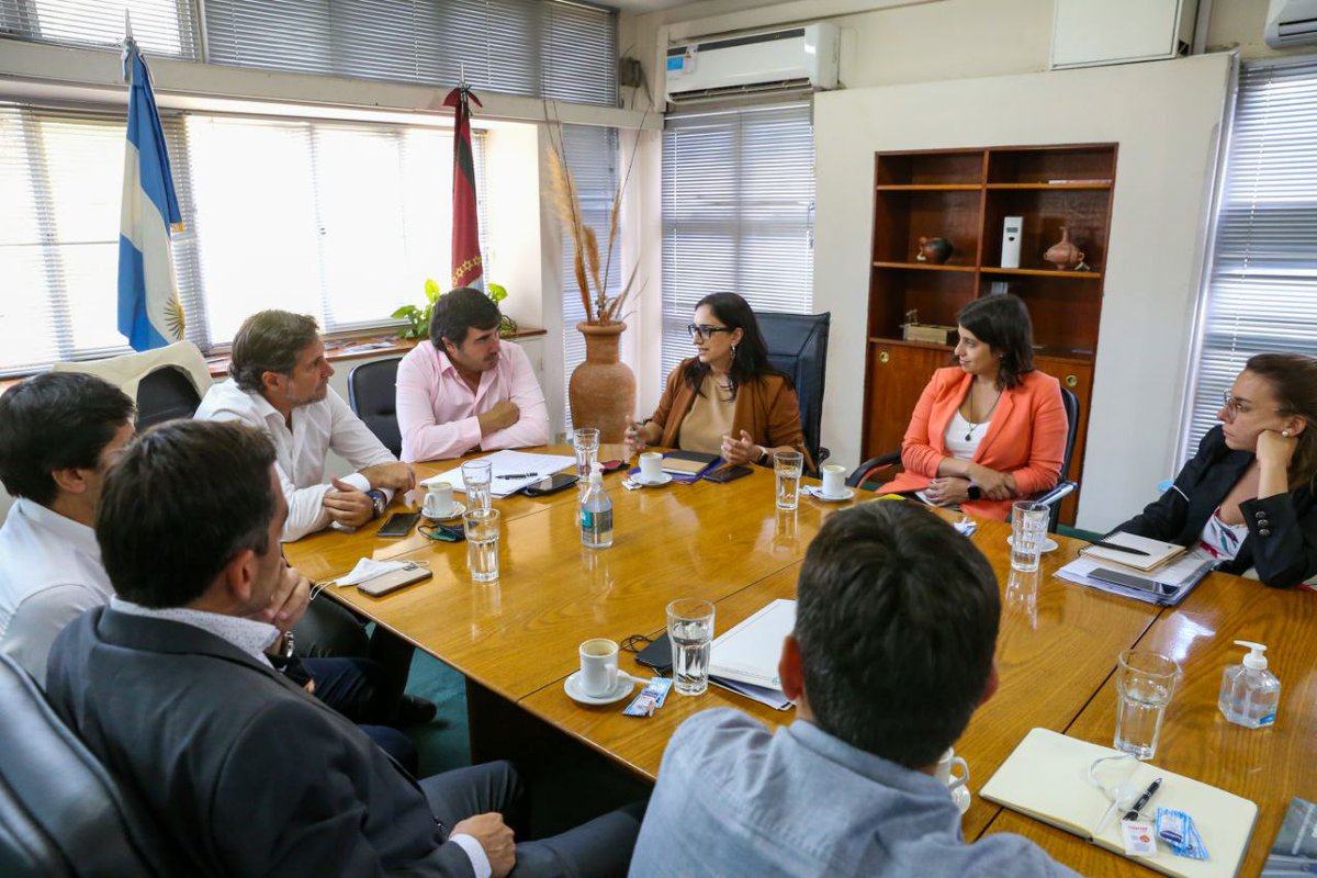 Juliloustau's tweet photo. Terminamos la jornada en la gobernación, donde nos reunimos con el equipo del @MdeProduccion y el de @TrenesArg. Dialogamos sobre los parques industriales y el desarrollo logístico necesario para el crecimiento sostenible del entramado productivo provincial. https://t.co/Moa5PVu4m2