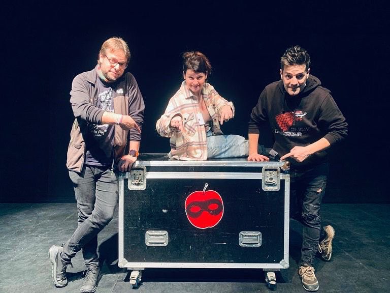 FESTUCteatre's tweet photo. Hoy en el @TeatroCuyas nos hemos enterado que “La Lámpara Maravillosa” es candidata a los @PremiosMax 
¡Qué sorpresa al descubrir en uno de los racks de focos las pegatinas de la XII edición Premios Max que se celebró en Las Palmas en 2009! 
¿Casualidad o Causalidad? https://t.co/IntqH8DRBT