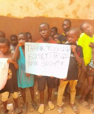 TroglodyteSoci1's tweet photo. @GorillazNetwork @LitCreations88 Changing the world one kid at a time. Join Troglodyte Society as we host a LIVE event in Kroo Bay Community Sierra Leone where we will be feeding 515 underprivileged kids and providing school supplies.

We are "Bringing Children a Better Tomorrow Today with NFTs" @Crypt_O_Manimal https://t.co/W3Nwh9IFi1