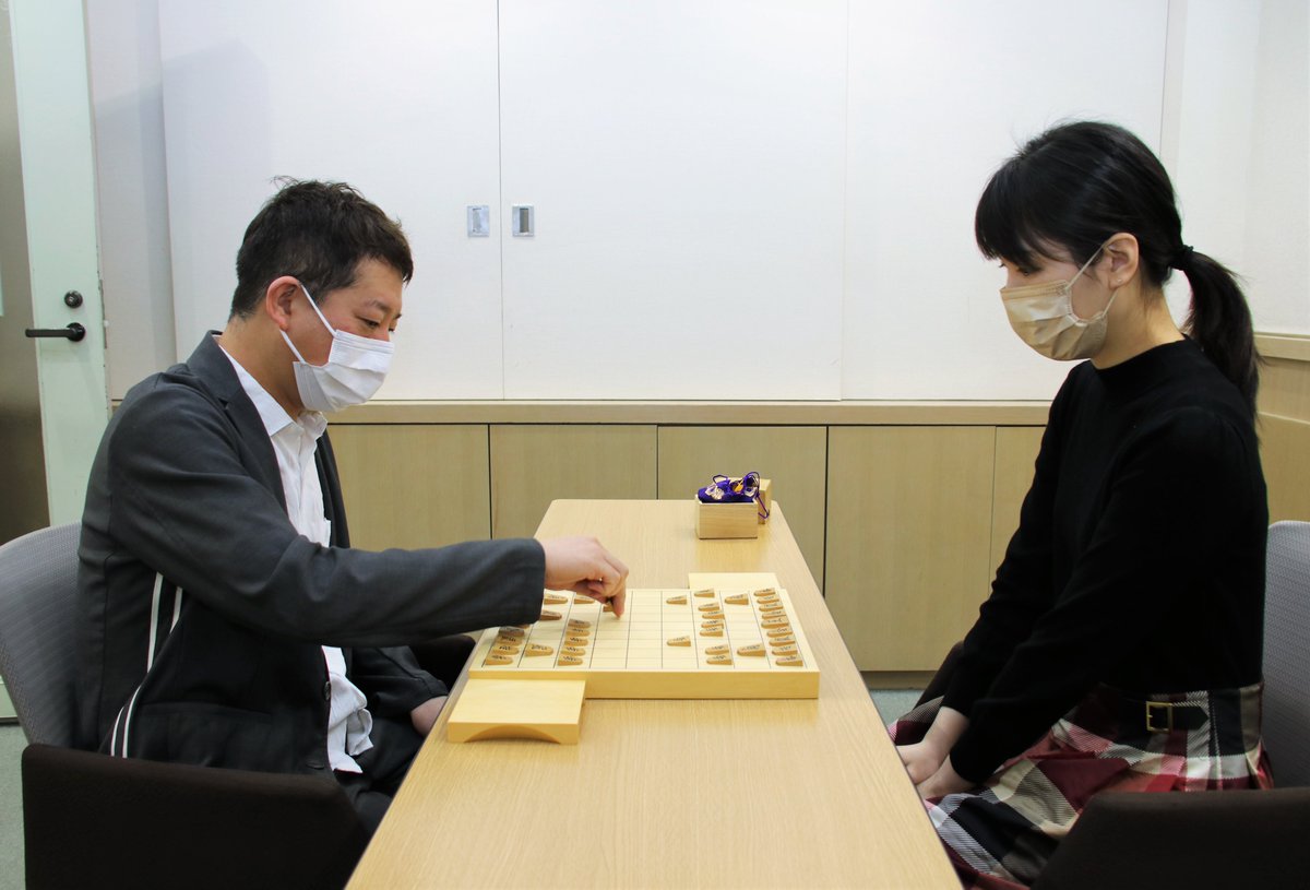 kitano_arata's tweet photo. 「将棋フォーカス」４月からの新司会はサバンナ高橋茂雄さんと山口恵梨子女流二段に決定！取材時から早くも息ピッタリなお二人でした！楽しみです！　
https://t.co/0q4mEzkX59 https://t.co/NwOLWlX8Qx
