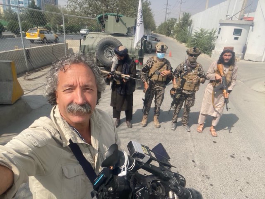 Mediavenir's tweet photo. 🇫🇷🇺🇦 FLASH - Pierre Zakrzewski, le caméraman de #FoxNews tué en #Ukraine, était un journaliste franco-irlandais. (via @valentin_chev) #UkraineWar #UkraineRussianWar https://t.co/Tb4tltkfn8