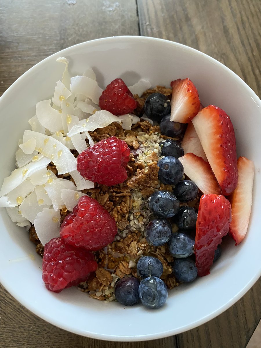 joyintheprocess's tweet photo. Homemade Açaí/Soursop bowl!!
Hempseeds, coconut, granola, strawberries, raspberries, blueberries, granola, honey!! #nomnom #eatcolorful #healthiswealth #delicious #organic #nutrition #yes https://t.co/8HVRd5ihhy