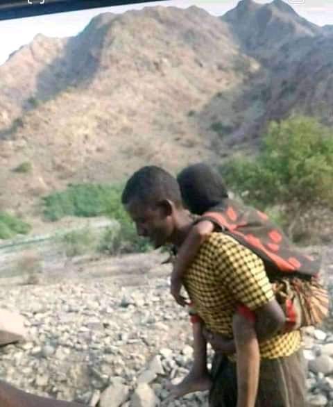 DQarab's tweet photo. በሰሜን አፋር ክልል ከወያኔ ጦር ሲኦል ለማምለጥ እናቱን ተሸክሞ የሚያሳይ ወጣት ምስል💔ይህ ሥዕል የዩክሬን ቢሆን ኖሮ ዓለም አቀፋዊ መስተጋብር እና ርኅራኄን አግኝቶ አርዕስተ ዜናዎችን እና ዜናዎችን ባደረገ ነበር።#AfarUnderጥቃት @RT.com@AFP BBCWorld https://t.co/nPSoclQ08T